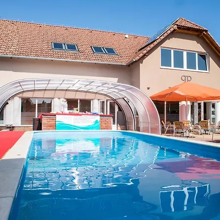 Pelso Panzio Bed & Breakfast Balatonmariafurdo Exterior photo