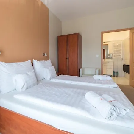 Pelso Panzio Bed & Breakfast Balatonmariafurdo Exterior photo
